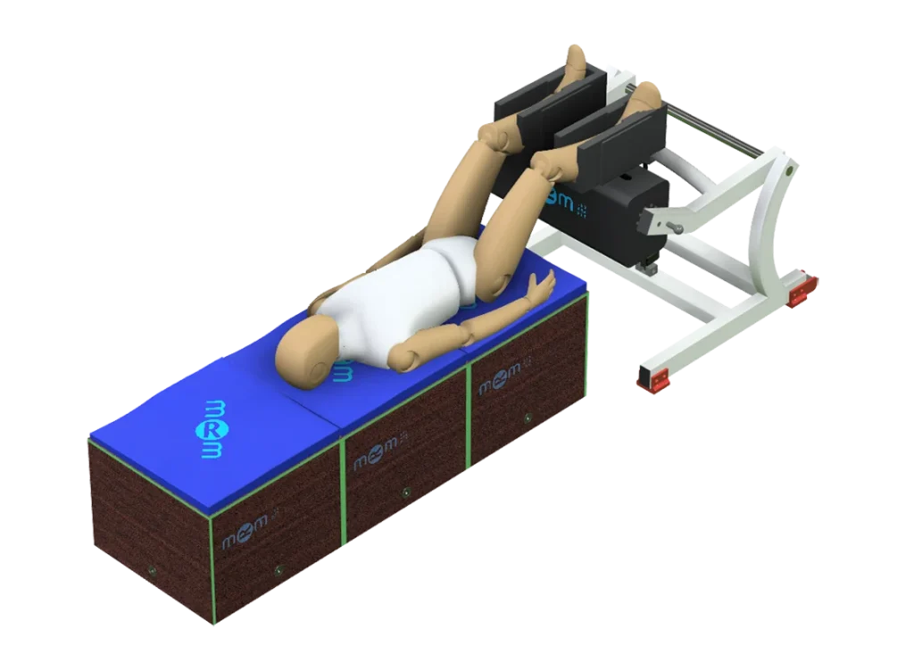 Dispositivo de rehabilitación con maniquí en posición horizontal, diseñado como sistema multiposición que se adapta a diferentes grupos musculares con ejercicios específicos.