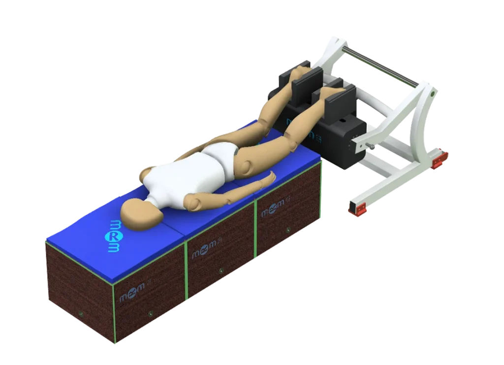 Dispositivo de rehabilitación con maniquí en posición horizontal, utilizando esponjas protectoras que aseguran brazos y piernas de manera firme, evitando presión excesiva y riesgo de hematomas.