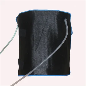 Banda intercambiadora térmica negra con bordes azules y tubos de conexión, diseñada para la zona de abdomen y lumbares.
