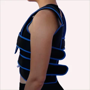 Persona usando un chaleco intercambiador térmico negro con bordes azules, ajustado con correas, diseñado para aplicar calor o frío en la zona del torso.