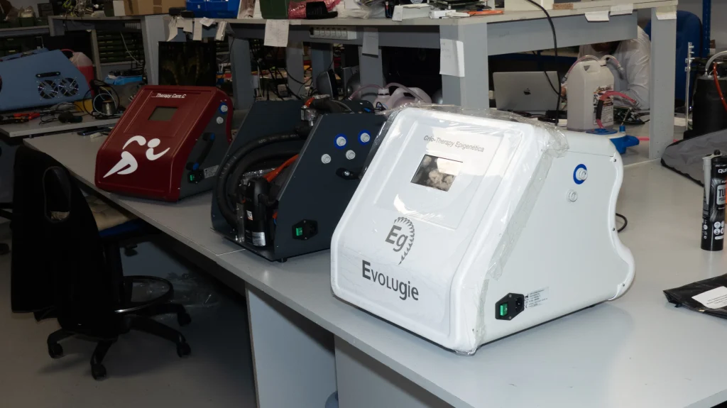 Equipos de aparatología estética y recuperación muscular en un laboratorio de desarrollo tecnológico de ARB Systems.