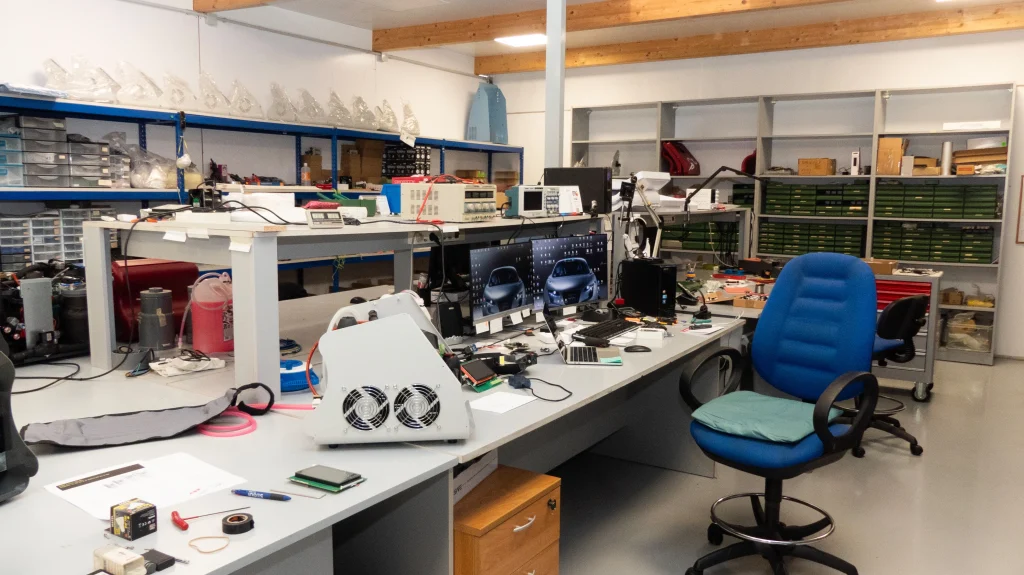 Laboratorio técnico de ARB Systems con estaciones de trabajo, equipos electrónicos y prototipos de aparatología estética y recuperación muscular.