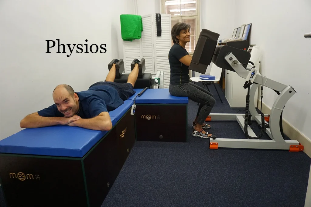 Centro de fisioterapia con el dispositivo MRM Sport aplicando masaje profundo en piernas mientras una profesional utiliza el equipo en brazos.
