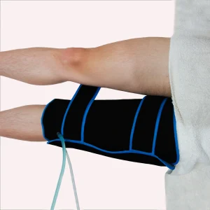 Intercambiador térmico flexible ajustado a la pierna, cubriendo pantorrilla y muslo durante un tratamiento estético