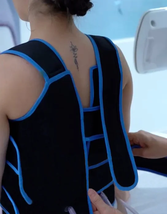 Person wearing an anatomical thermal vest fitted to the back, designed for optimal temperature exchange and maximum comfort.