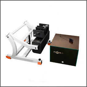 MRM Sport device designed for Kinetic Wave application, used in sports recovery to apply deep massages to legs and arms, improving mobility and accelerating muscle recovery.