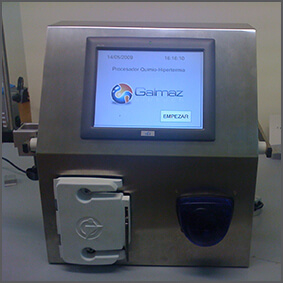 Medical equipment designed for chemohyperthermia treatments that combine controlled heat and chemotherapy to improve therapeutic efficacy.