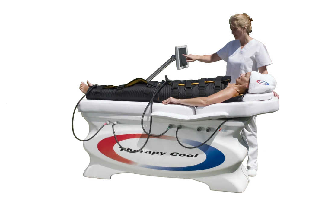Soin corporel avec l'appareil de contraste thermique Therapy Cool, utilisant un équipement esthétique non invasif pour raffermir la peau et améliorer la circulation.