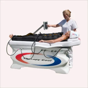 Soin corporel avec l'appareil de contraste thermique Therapy Cool, utilisant des dispositifs esthétiques non invasifs pour raffermir la peau et améliorer la circulation.