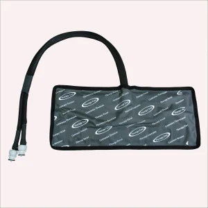 Rectangular accessory with hose for cryo-aesthetic treatments, designed to apply cold evenly to body surfaces.