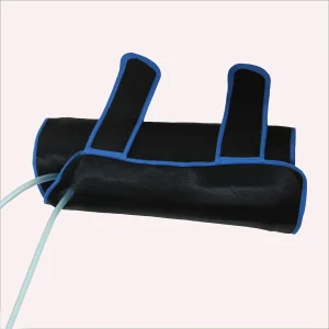 Flexible black thermal exchanger with blue edges and connections, designed for aesthetic treatments on the calf and thigh