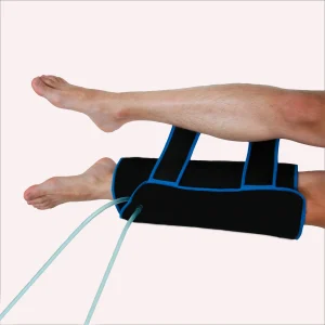 Échangeur thermique flexible placé sur la jambe d'un patient, couvrant le mollet et la cuisse, pour un traitement esthétique